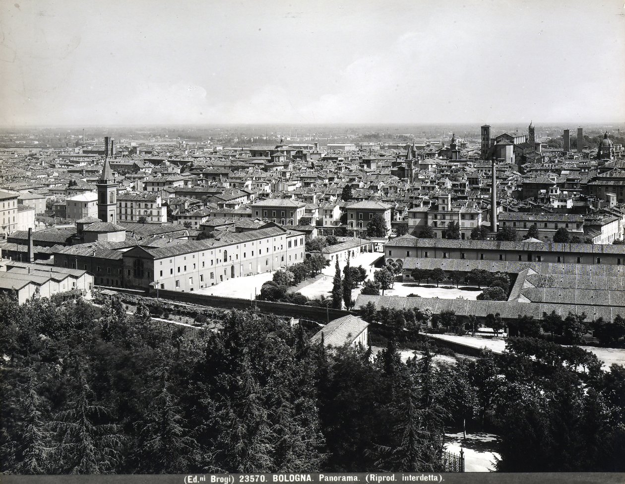 Panoramaudsigt over Bologna med fabrikker og en plads. af Giacomo Brogi