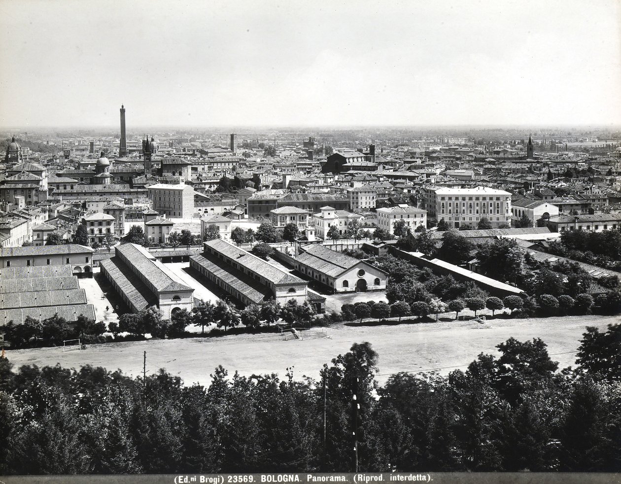 Panoramaudsigt over Bologna med nogle fabrikker. af Giacomo Brogi