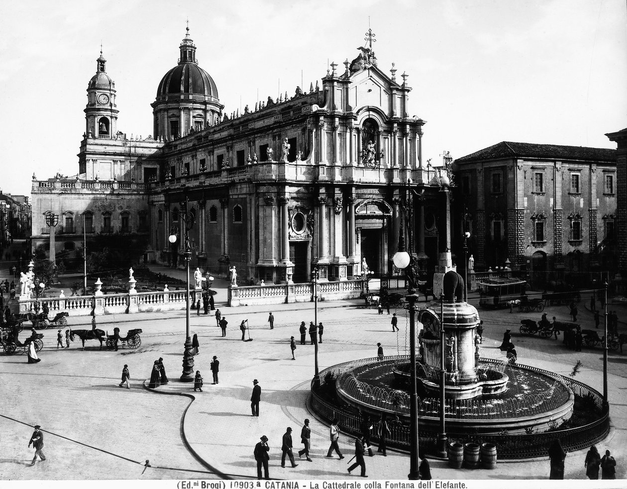 Piazza del Duomo i Catania, med katedralen dedikeret til St. Agatha og elefantfontænen, ca. 1900 af Giacomo Brogi