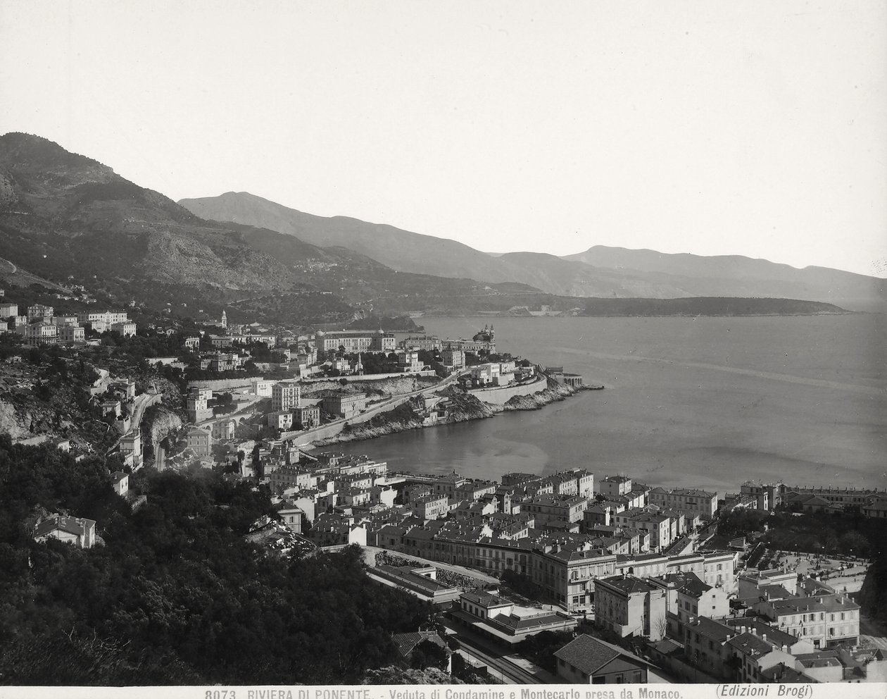 Udsigt over Condamine og Montecarlo, to befolkede byer med udsigt over havet. Billedet er taget fra Monaco af Giacomo Brogi