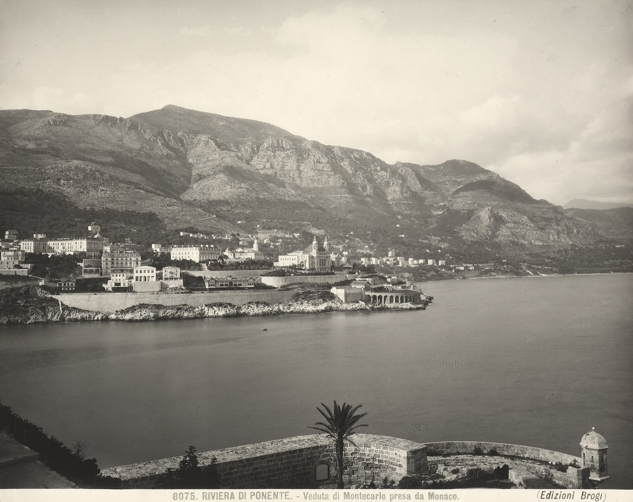 Udsigt over Montecarlo, resort med udsigt over Det Liguriske Hav. De maritime alper rejser sig i baggrunden. Billedet er taget fra Monaco af Giacomo Brogi