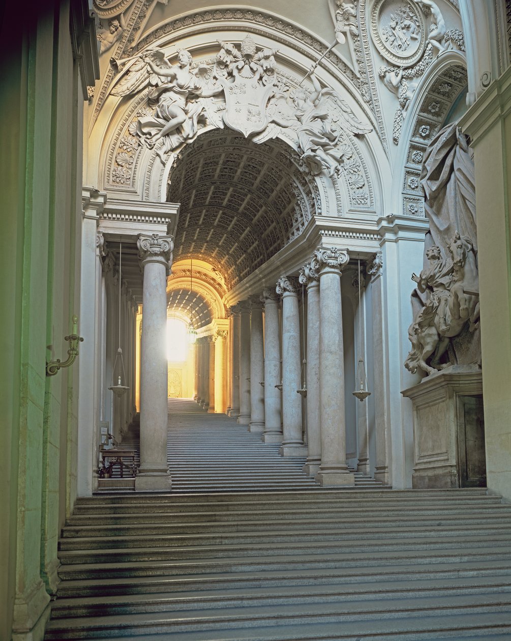 Interiør med udsigt til trappen af Gian Lorenzo Bernini