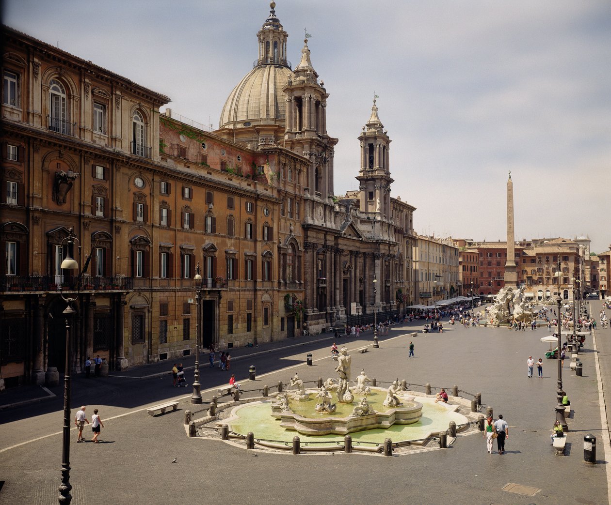 Udsigt over piazzaen med Fountain of the Four Rivers, 1648-51 og Moro Fountain, 1653-5 af Gian Lorenzo Bernini