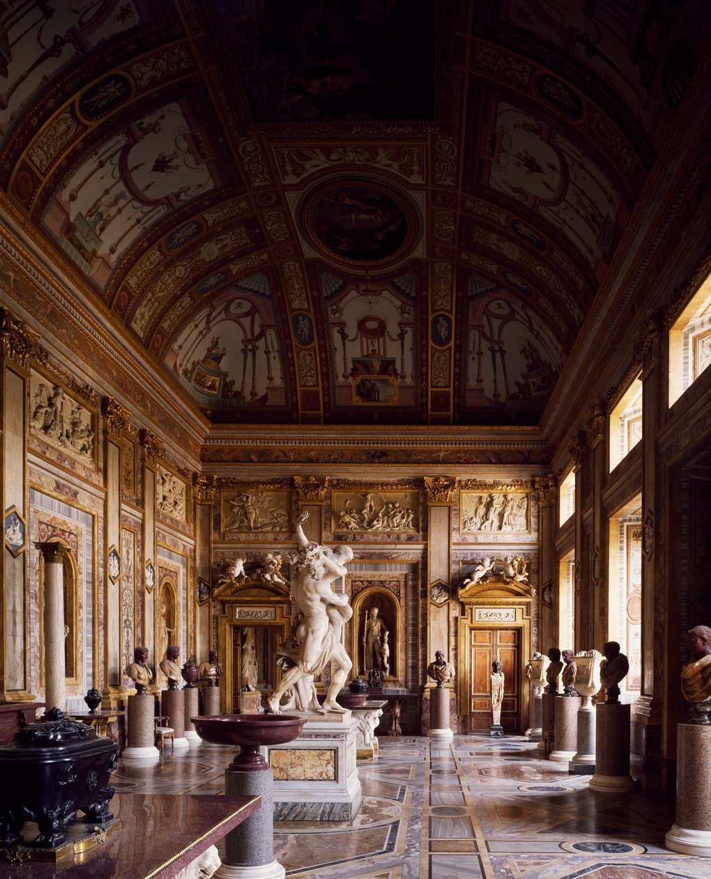 Room of Emperors med Voldtægt af Proserpina i centrum af Gian Lorenzo Bernini, Galleria Borghese, Rom, Italien af Gian Lorenzo Bernini