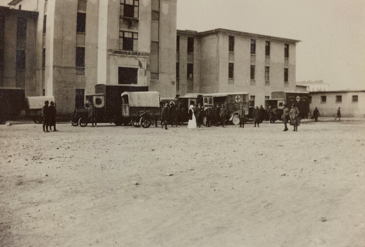 Album "Pictures of War II": Italienske soldater og Røde Kors ambulancer i Gradisca Sagrado, Gorizia, Italien (s/h foto) af Gigliucci Gigliucci