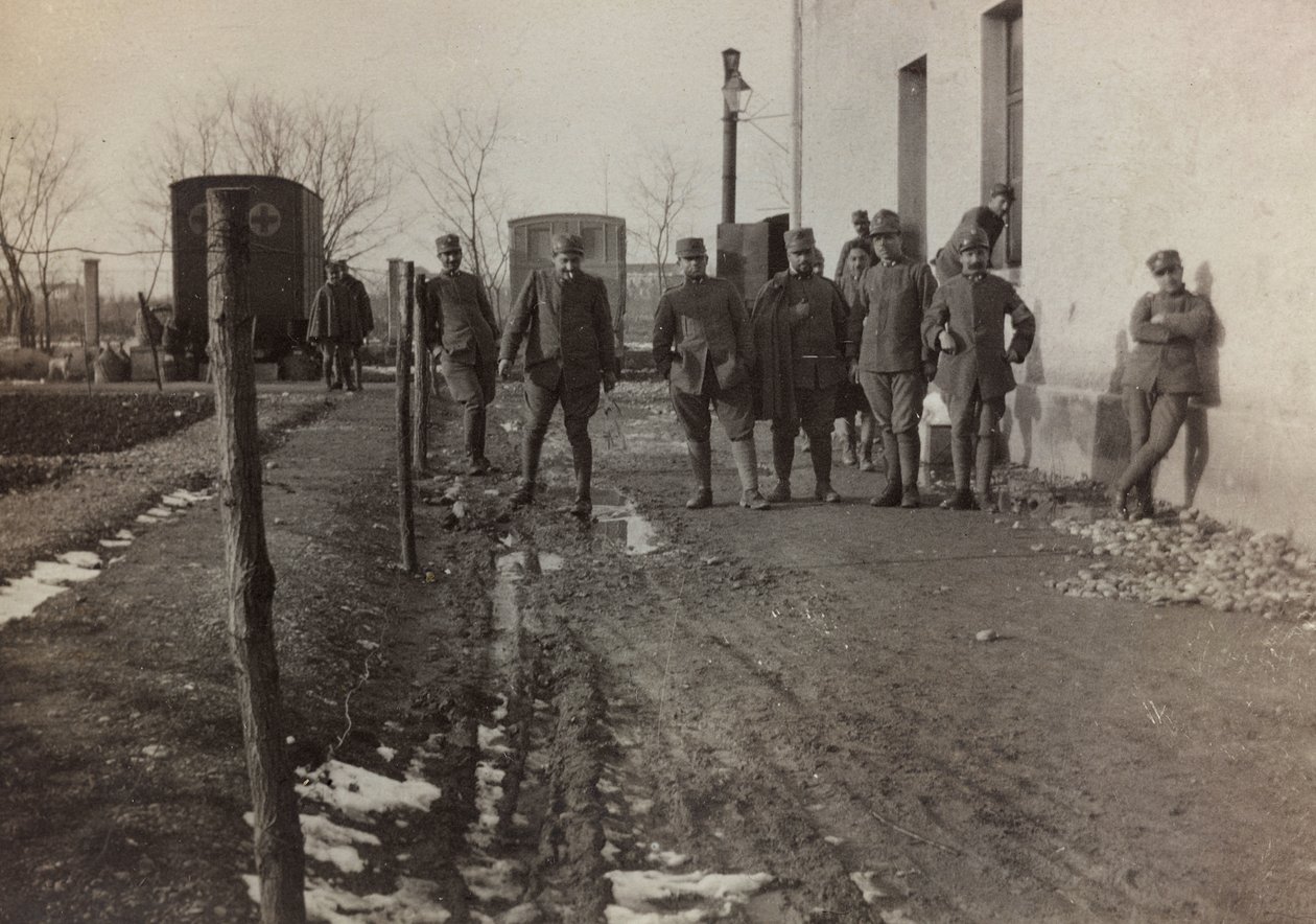 Album "Pictures of War II": Italienske soldater og Røde Kors ambulancer i Gradisca Sagrado, Gorizia, Italien (s/h foto) af Gigliucci Gigliucci