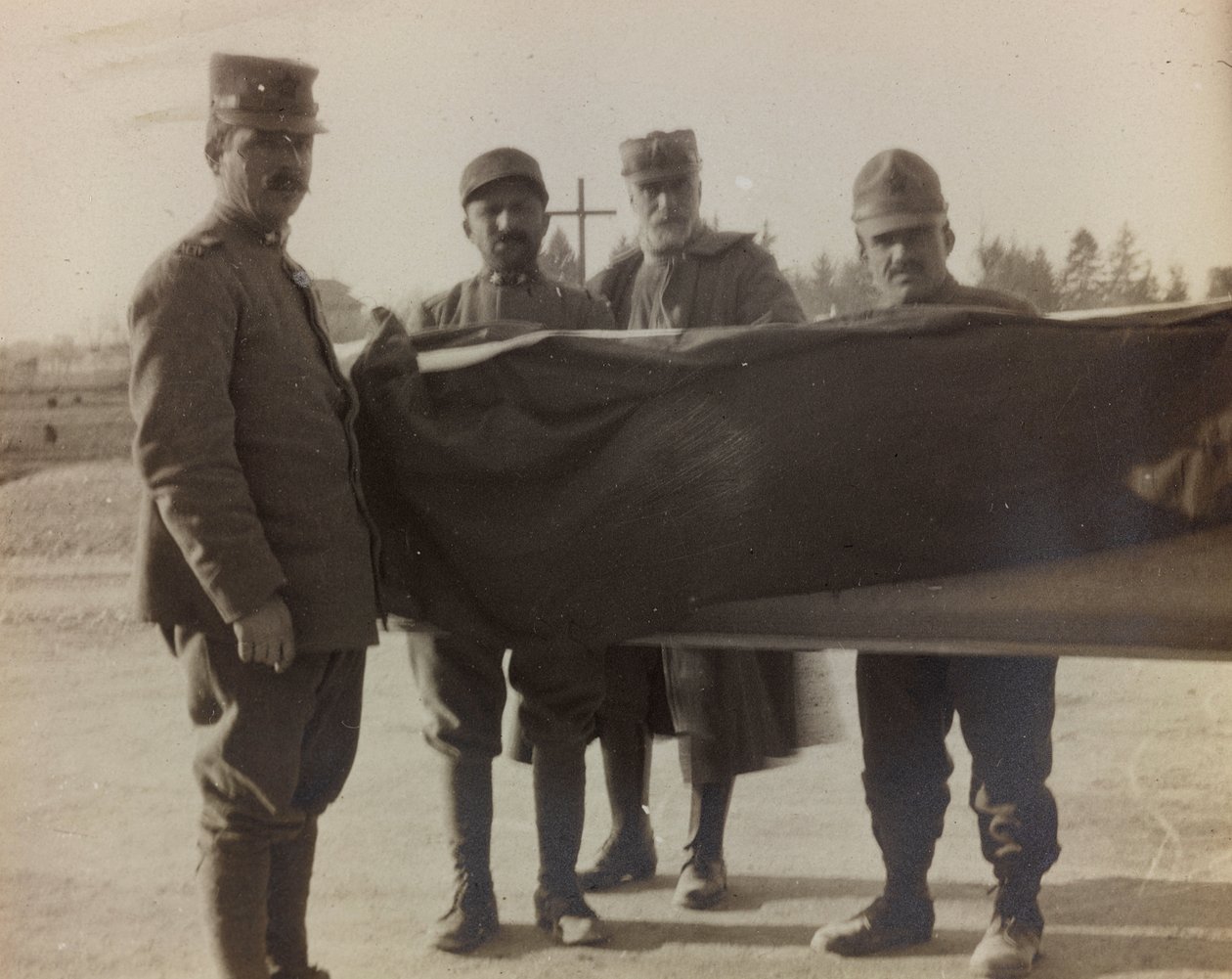 Album "Pictures of War II": Italienske soldater bærer kisten til en falden fra Den Store Krig (s/h foto) af Gigliucci Gigliucci