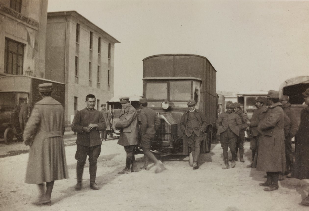 Album "Pictures of War II": Italienske soldater i Gradisca Sagrado, Gorizia, Italien (s/h foto) af Gigliucci Gigliucci
