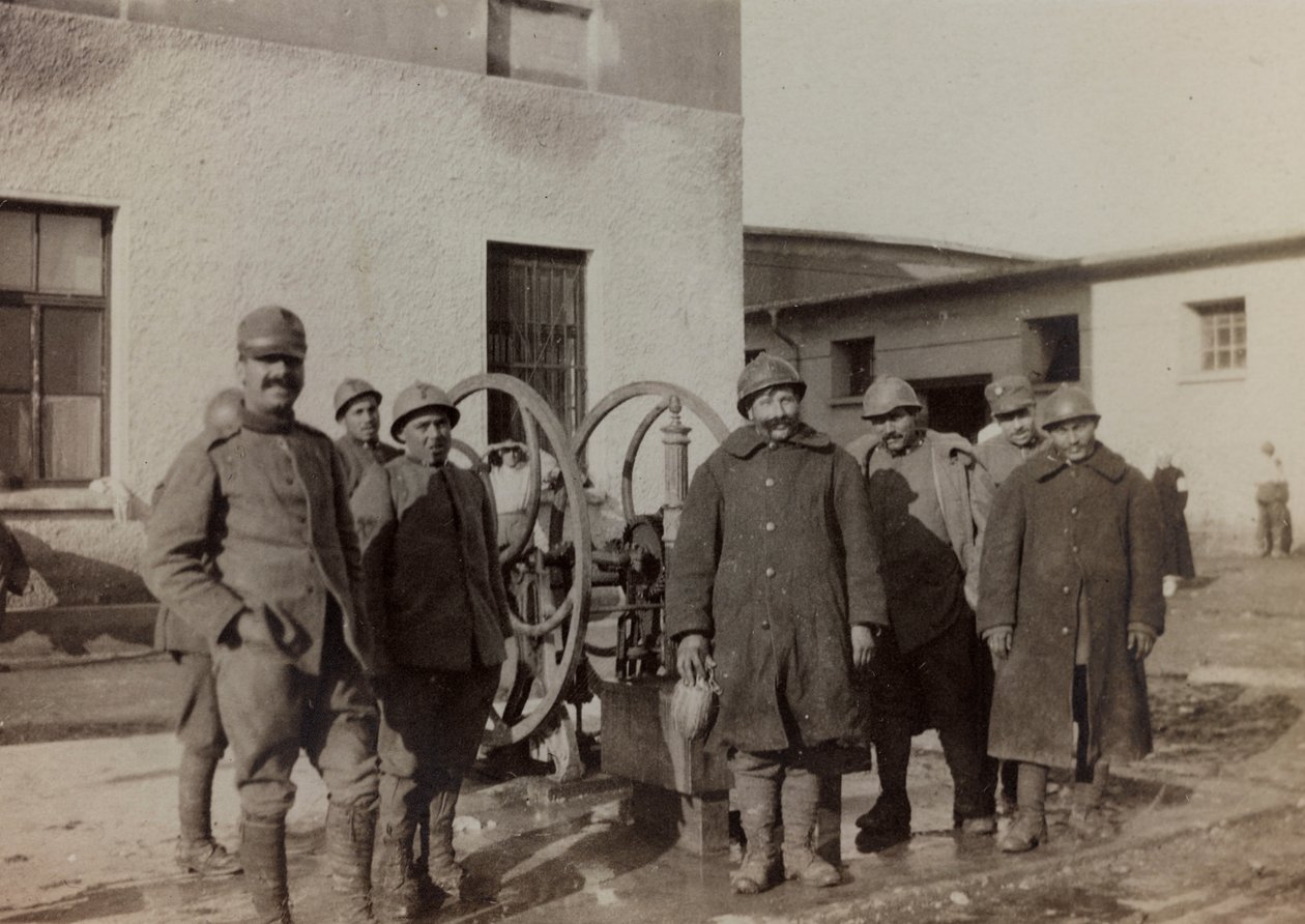 Album "Pictures of War II": Italienske soldater i Gradisca Sagrado, Gorizia, Italien (s/h foto) af Gigliucci Gigliucci