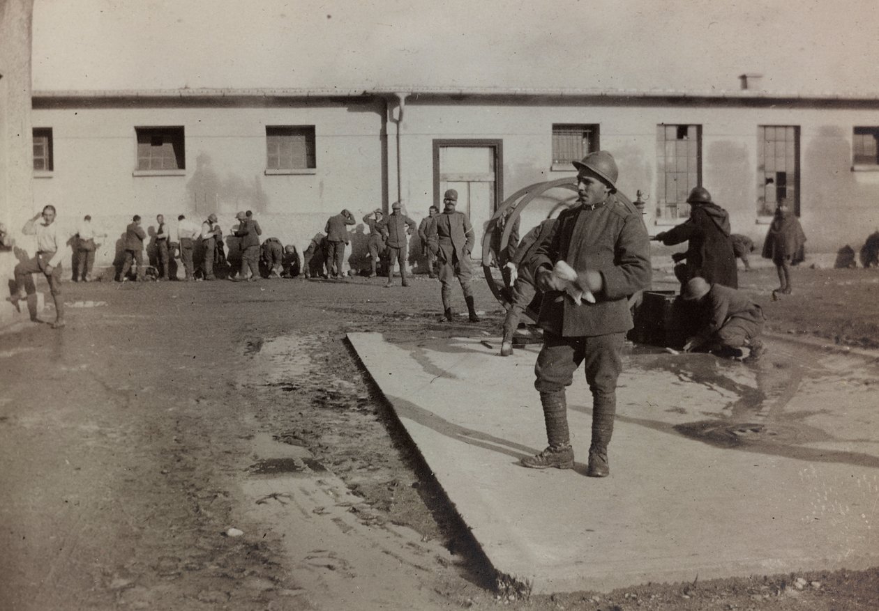Album "Pictures of War II": Italienske soldater i Gradisca Sagrado, Gorizia, Italien (s/h foto) af Gigliucci Gigliucci