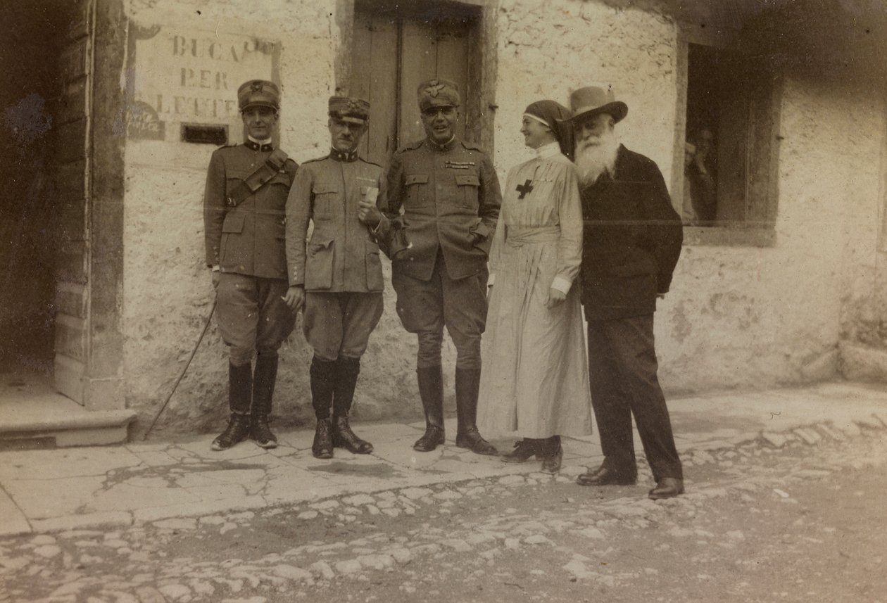 Album "Pictures of War II": Røde Kors og italienske soldater (s/h foto) af Gigliucci Gigliucci