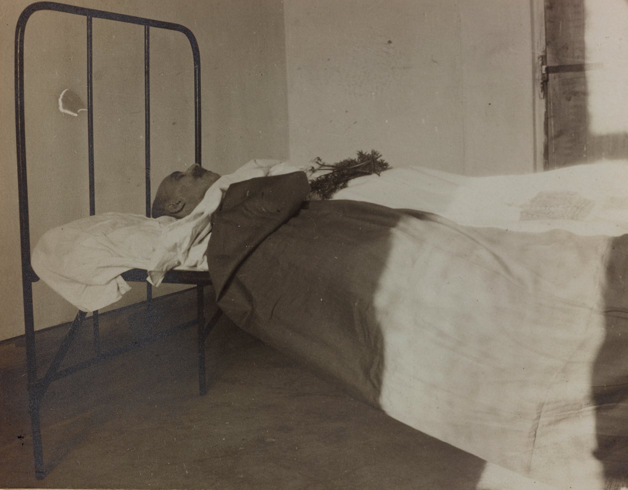 Album "Pictures of War II": en faldet fra den store krig på hospitalssengen (s/h foto) af Gigliucci Gigliucci