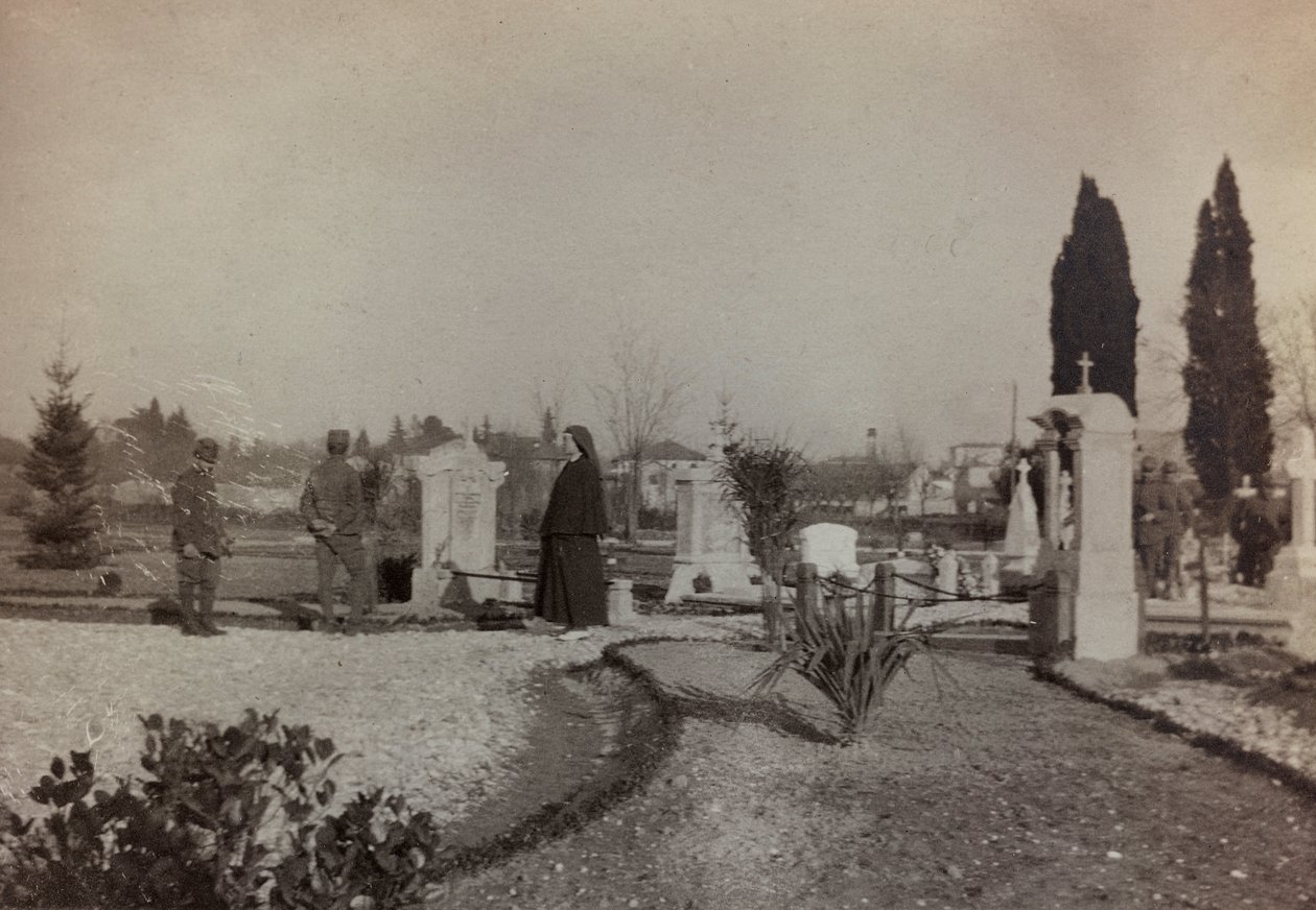 Album "Pictures of War II": soldater og Røde Kors for at besøge kirkegården i Gradisca (s/h foto) af Gigliucci Gigliucci