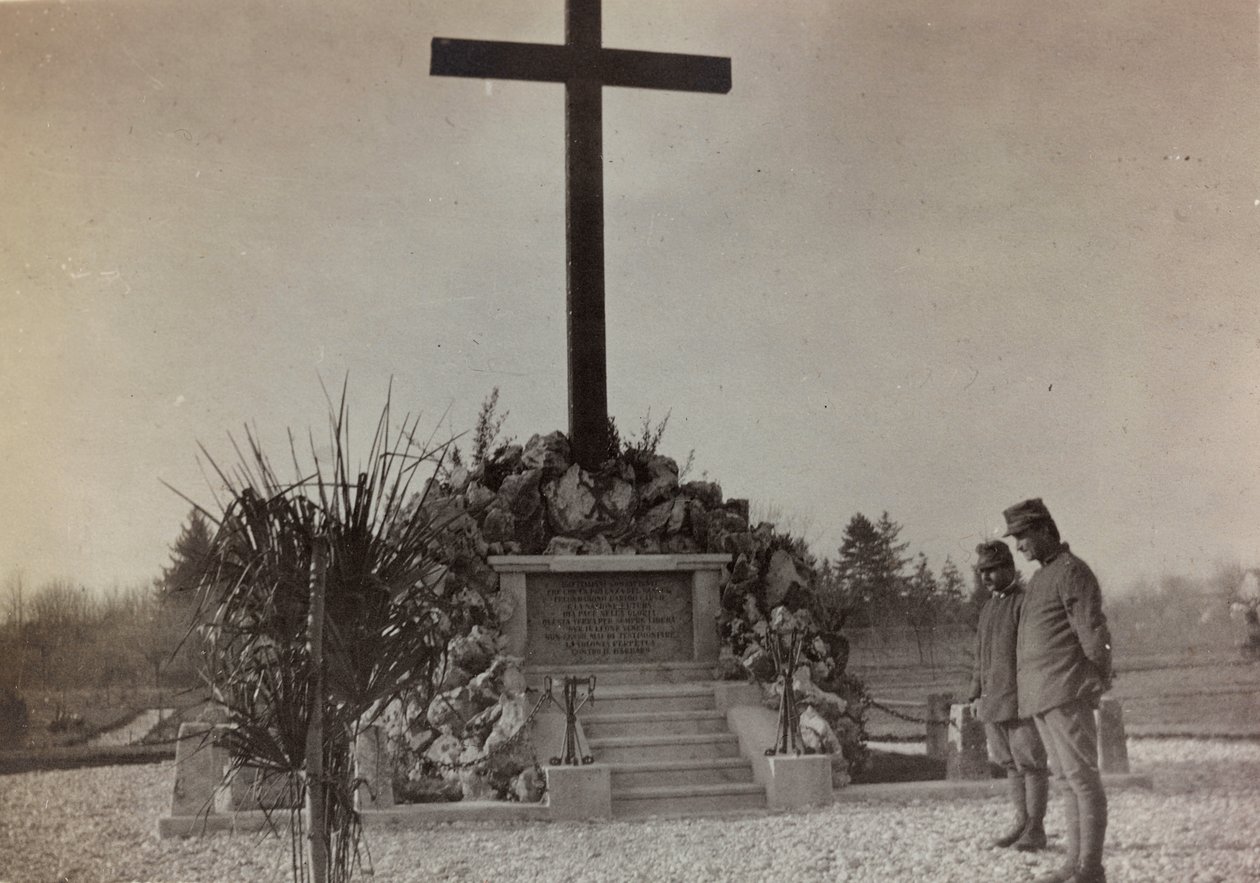 Album "Pictures of War II": krigsmindesmærke i Gradisca (s/h foto) af Gigliucci Gigliucci
