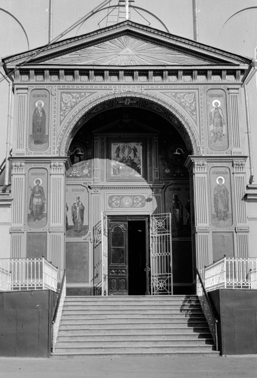 Indgang til en russisk-ortodoks kirke med ikoner på ydervæggene af Gilbert H. Grosvenor