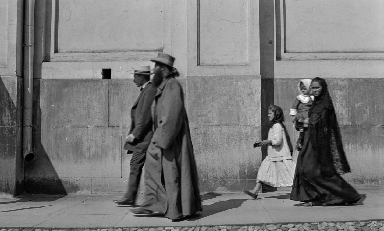Russisk-ortodoks præst spadserer på fortovet efterfulgt af sin kone og to børn i Moskva af Gilbert H. Grosvenor