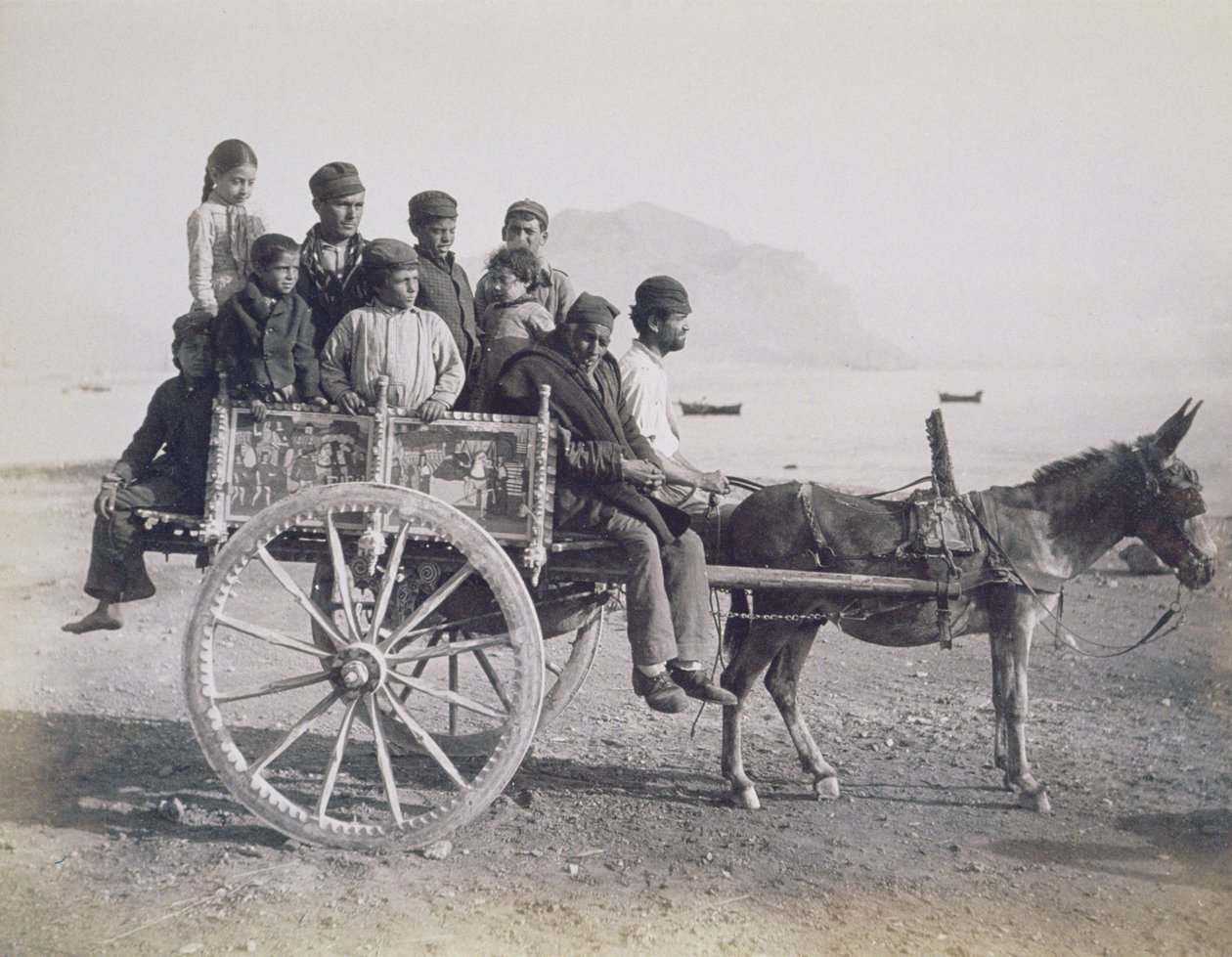 En overfyldt vogn trukket af et muldyr, Palermo, Sicilien, ca.1880 (albumenprint) af Giorgio Sommer
