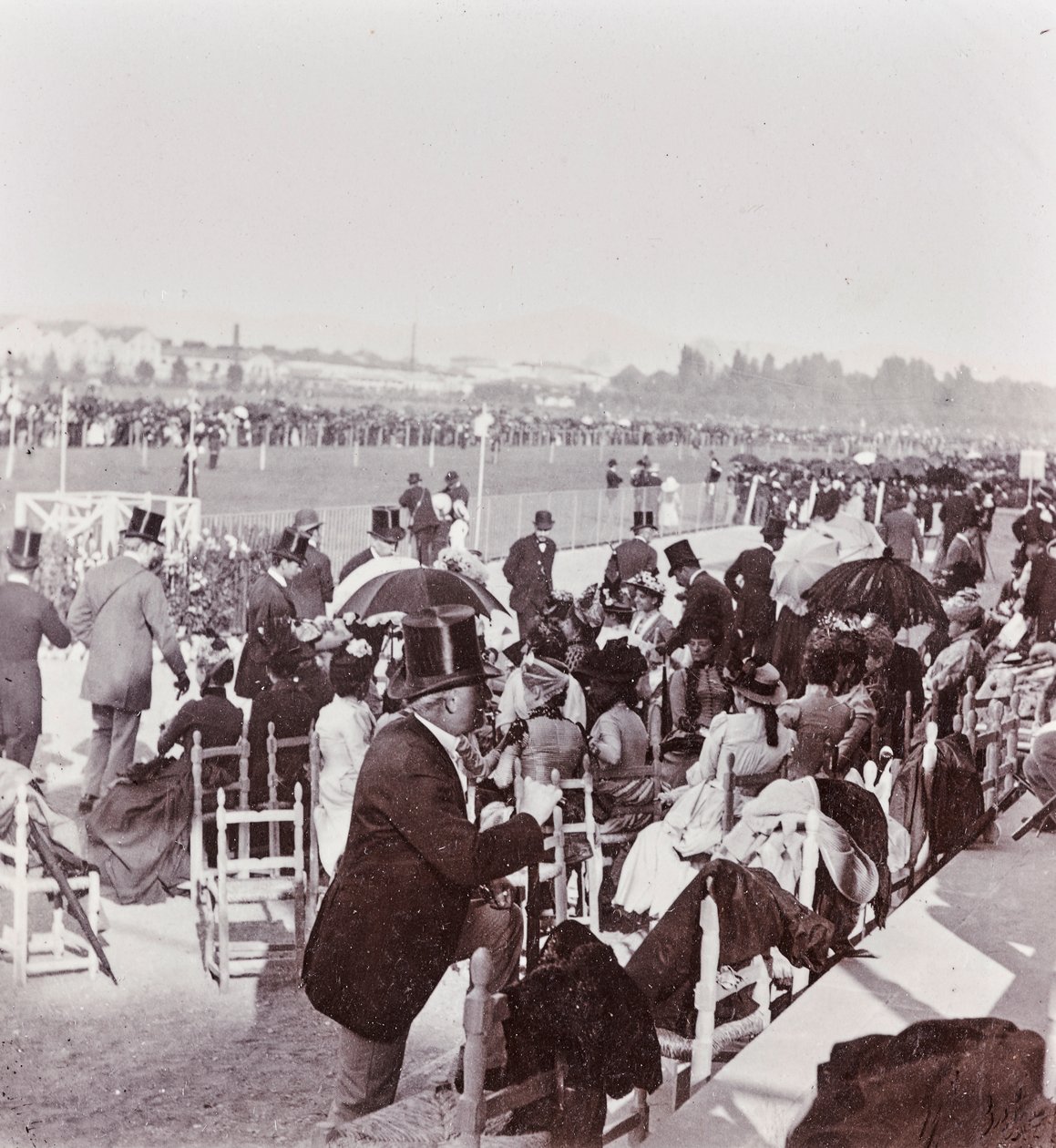 Tilskuere på væddeløbsbanen i Cascine Park: General Pralormo, Neri Corsini, Alberto Rignano, Gennaro Placci, grevinde Maud Ricci, grevinde af Perkenstein af Giorgio Enrico (attr.to) Levi