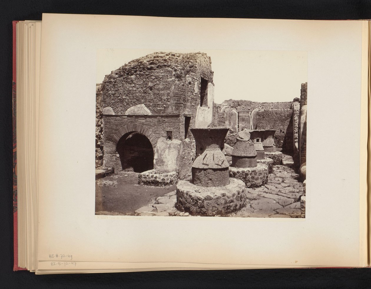Ruinerne af et bageri i Pompeji Casa di fornai Pompei (titel på objekt) af Giorgio Sommer (attributed to)