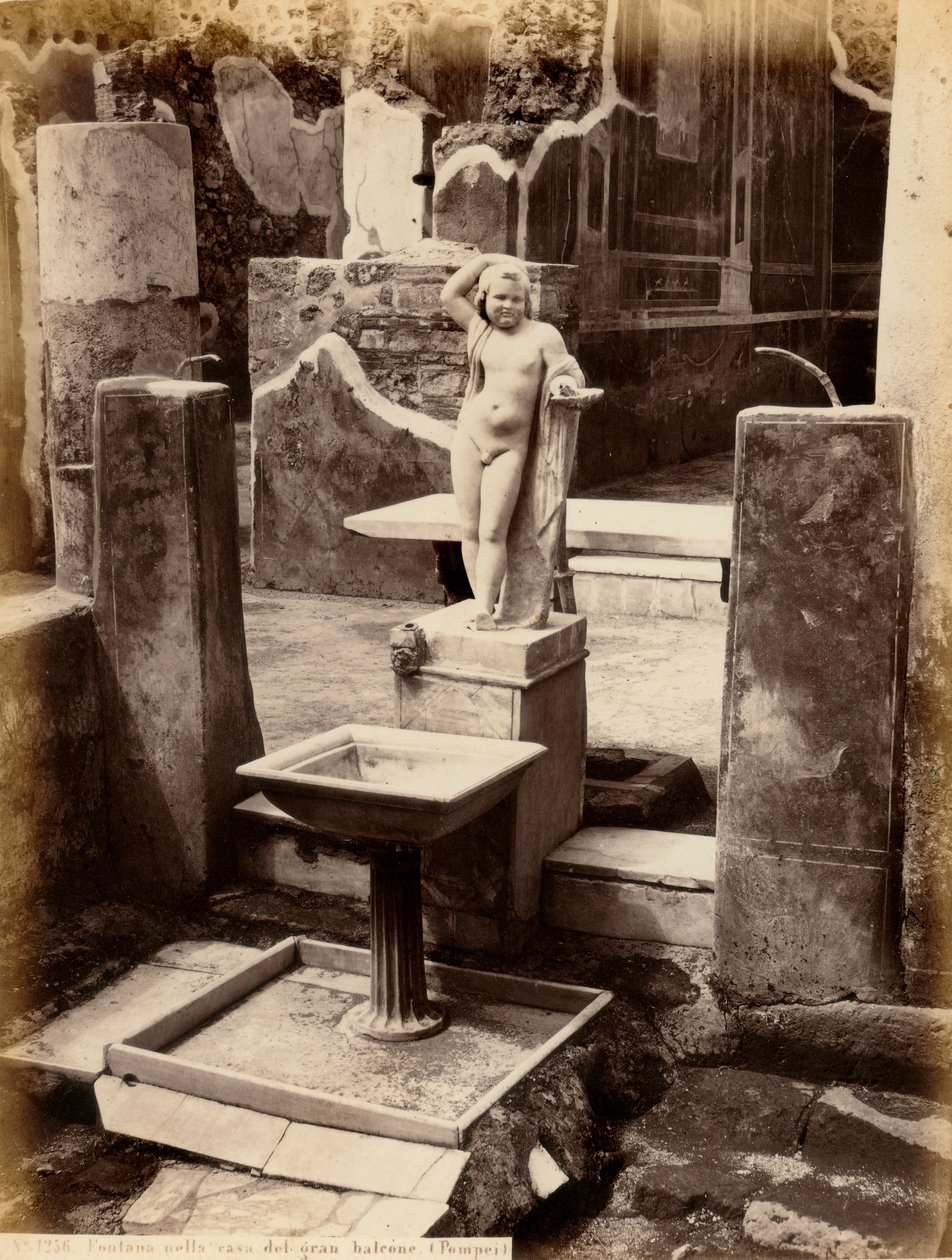 Et springvand sammensat af en skulptur af en ung dreng nøgen. Springvandet er i House of Balcone penile, i Pompei af Giorgio Sommer