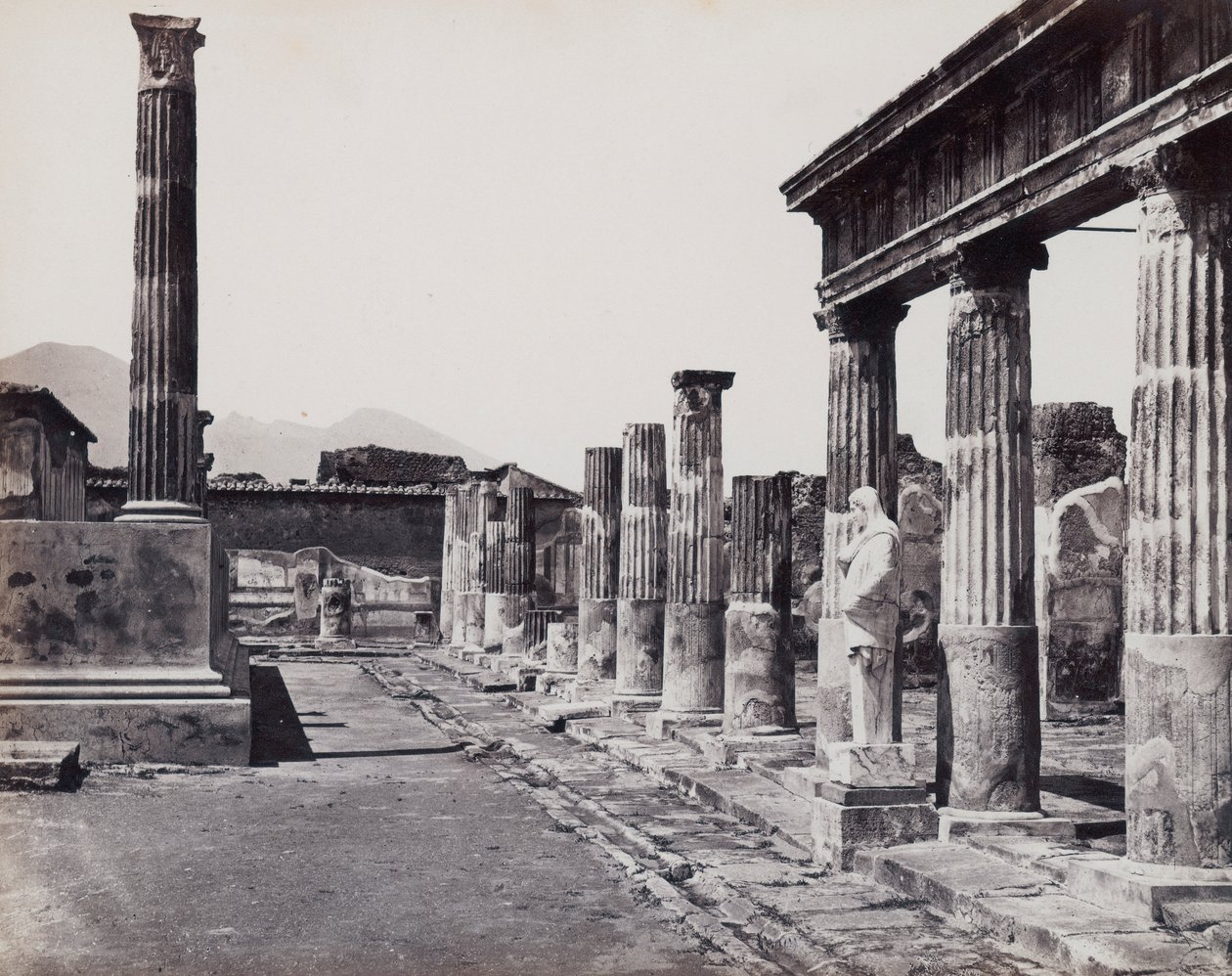 Den østlige søjlegang af Venus Pompeiianas tempel i Pompeji af Giorgio Sommer