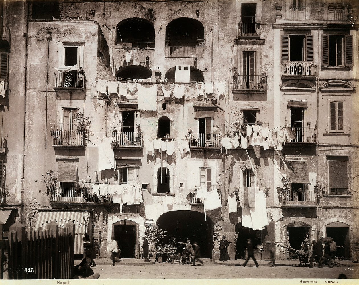 Facade af en bygning med vasketøj hængende til tørre, i Napoli af Giorgio Sommer