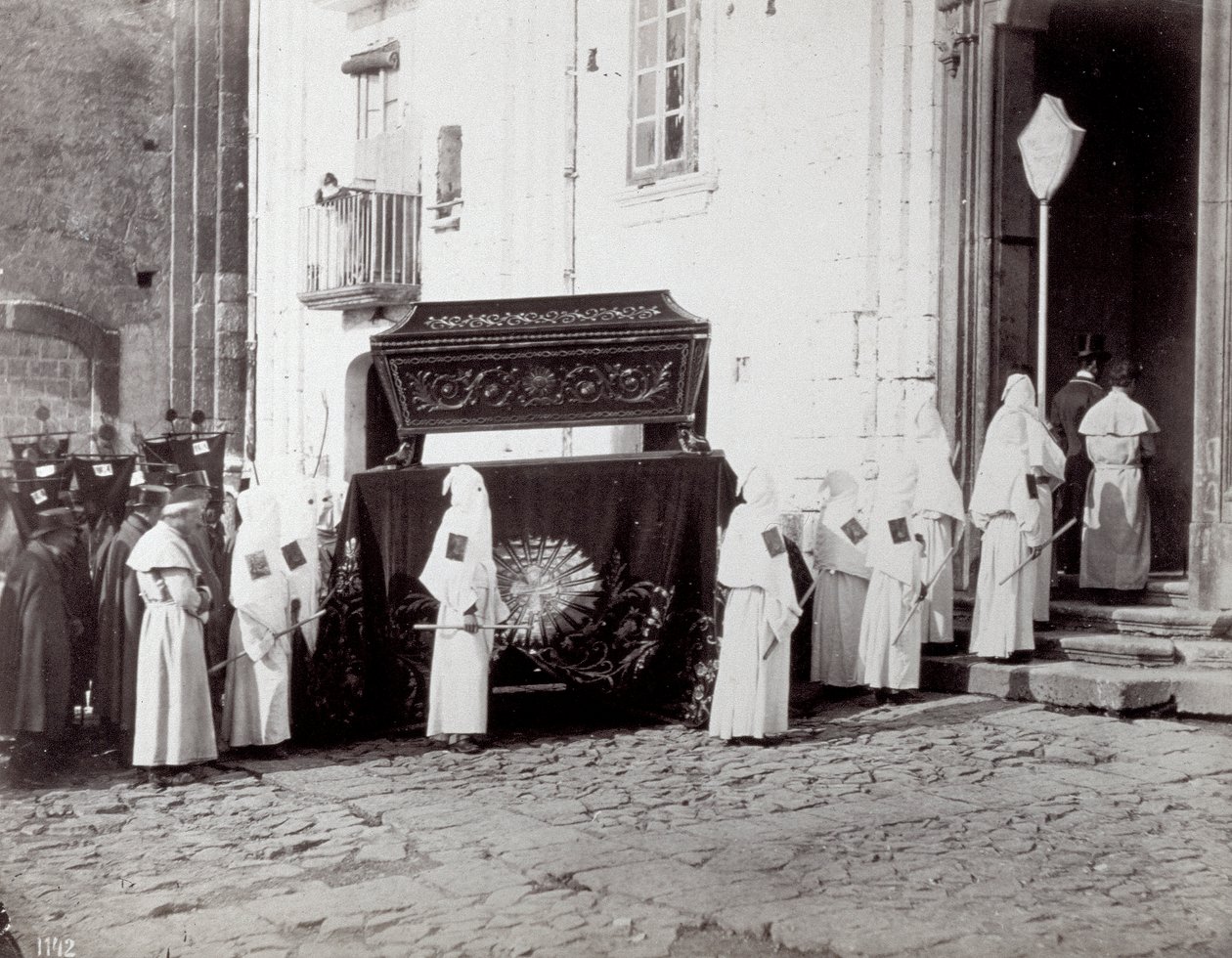 Begravelsesoptog af San Francesco-kongregationen i Napoli. I forgrunden foran en kirke ledsager talrige 