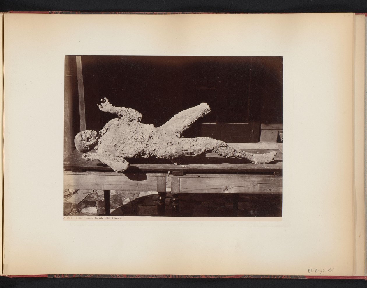 Mumificeret person i Pompeji, Italien Impronte umane trovato 1868 (Pompeii (titel på objekt) af Giorgio Sommer