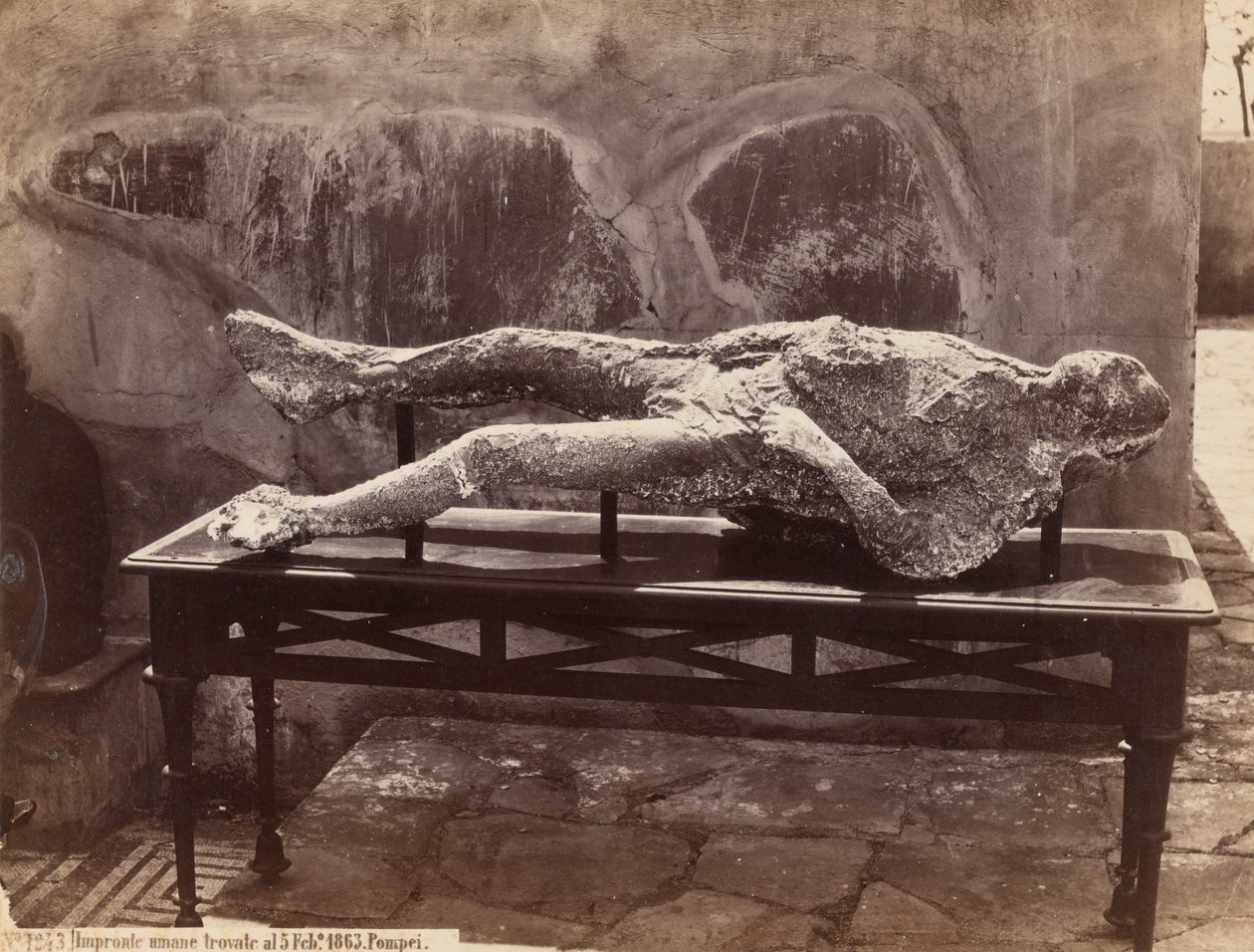 Menneskelige fodspor, Pompeji [Human Cast, Pompeii] af Giorgio Sommer