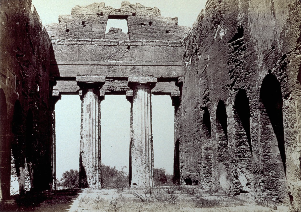 Interiør af Concordia-templet i Templernes Dal i Agrigento. I forgrunden to doriske søjler; i siderne en buet perimetermur af Giorgio Sommer