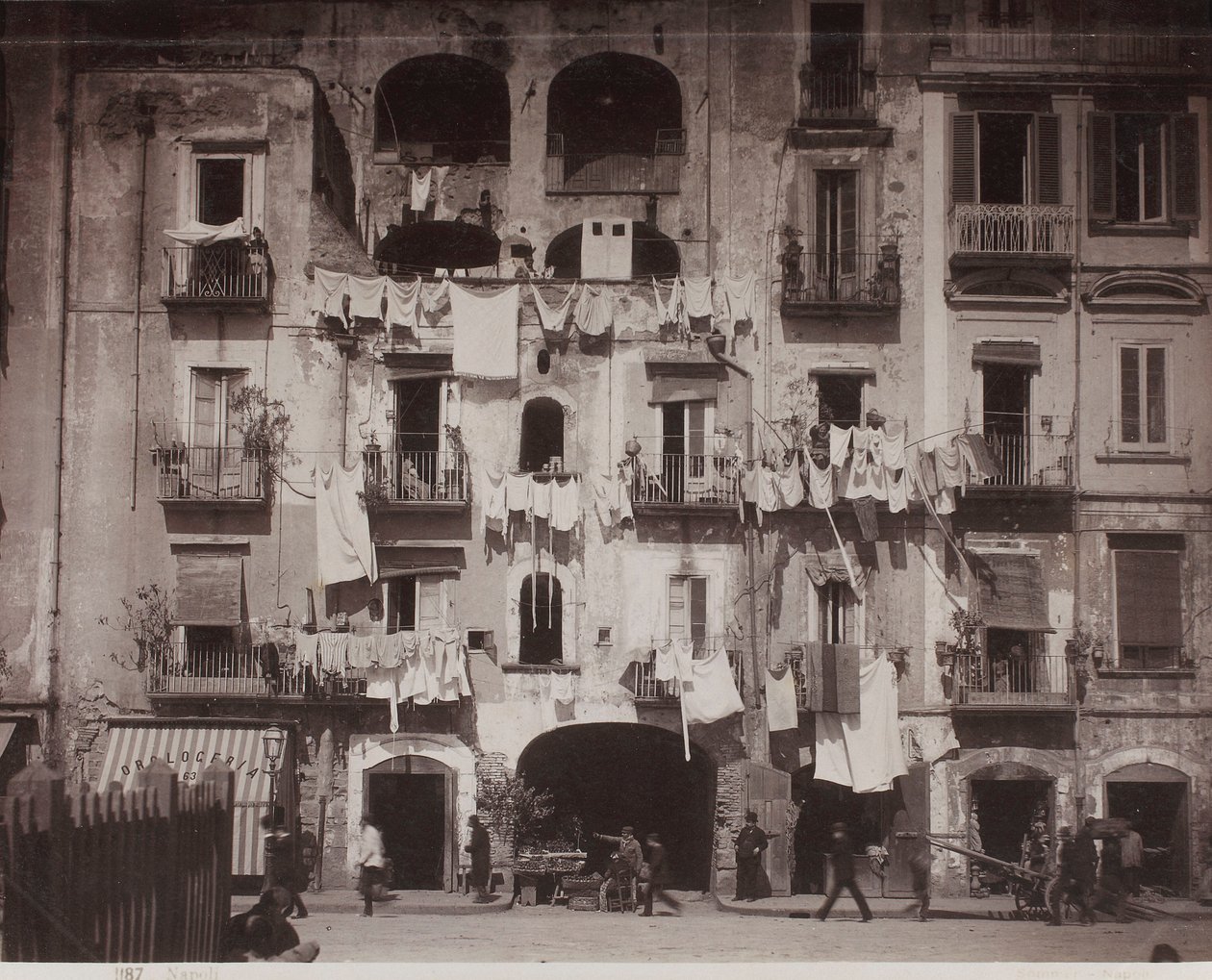„Napoli“ - Beboelsesejendom i Napoli af Giorgio Sommer