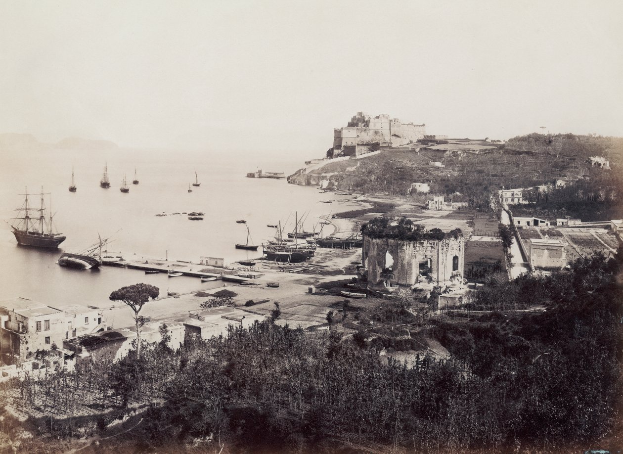 Panorama over den maleriske Baia -bugten (Napoli), prikket med sejlbåde. I forgrunden, overfor den lille kaj, er Venus tempel. I baggrunden, der ligger på et udgang, er det sekstende århundredes borg i Viceroy af Giorgio Sommer