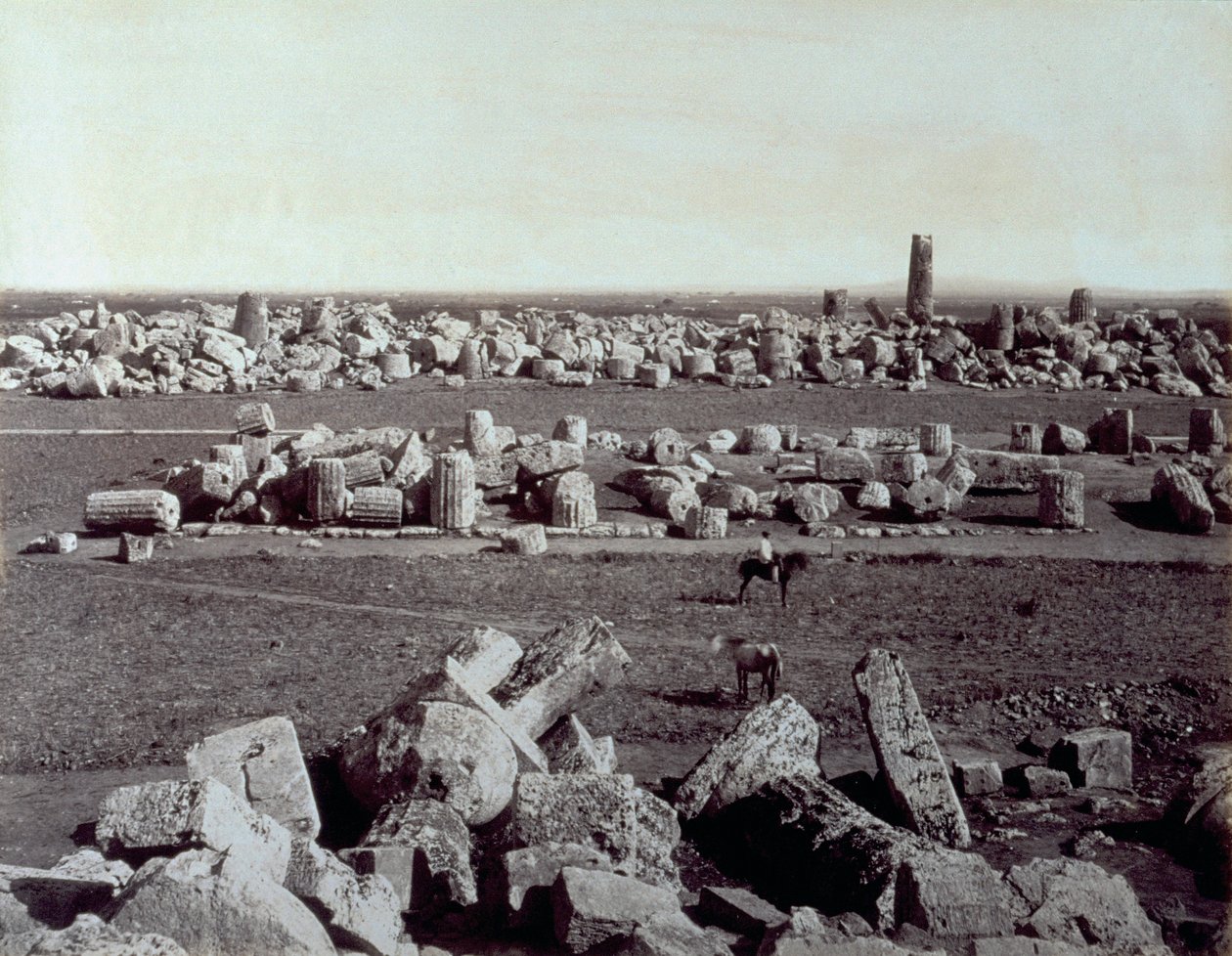 Panorama af resterne af Minervas tempel og Apollontemplet i Selinunte. Der er en mand til hest blandt ruinerne af det arkæologiske område af Giorgio Sommer