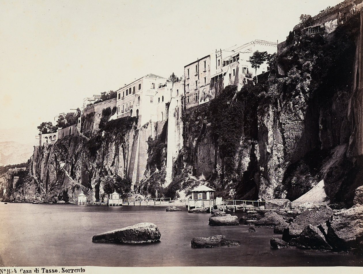 Huset af Tasso skyer over havet i Sorrento af Giorgio Sommer