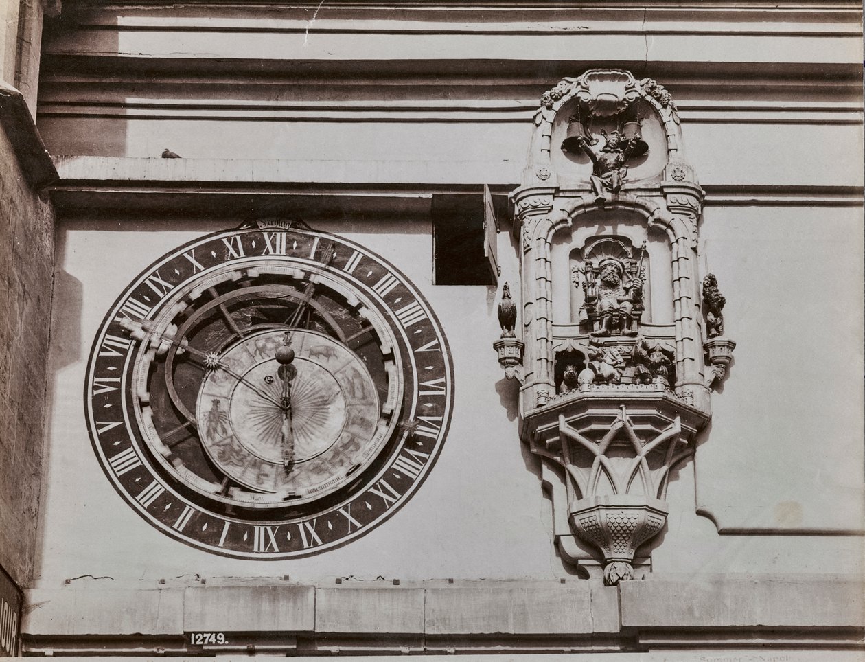 Kvadranten af klokketårnet i Bern, af Kaspar Brunnen (1527-1530). Ved siden af det astronomiske ur en aviskiosk, der indeholder statuetter, der tændes af selve urets mekanisme fire minutter før klokken slår timen af Giorgio Sommer