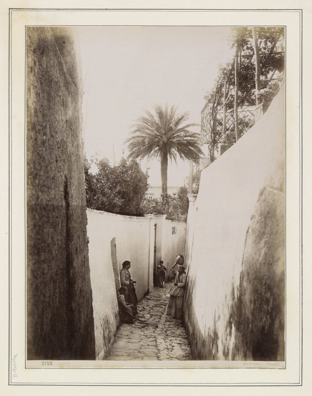 Kvinder og børn i en gyde på Capri af Giorgio Sommer