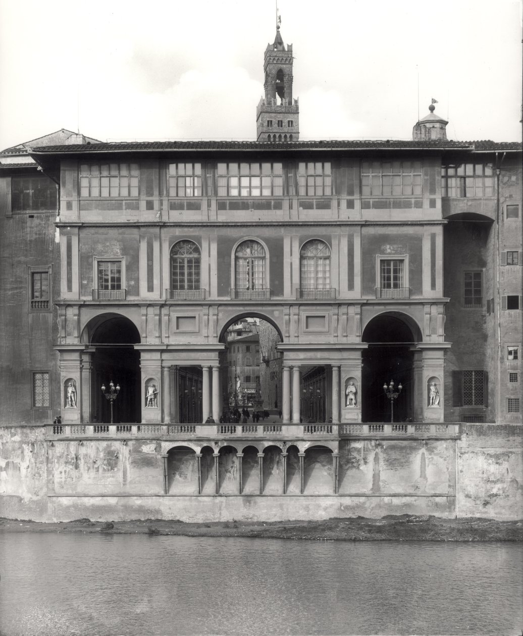 Facaden af Uffizi-galleriet på Lungarno Torrigiani af Giorgio Vasari