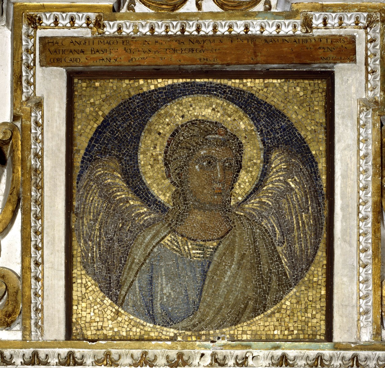 Engel. Fragment af kapslen. Mosaik med guldbaggrund udført af Giotto di Bondone (1267 - 1337) og arkitektur fra Maderno. af Giotto (c.1266 1337)