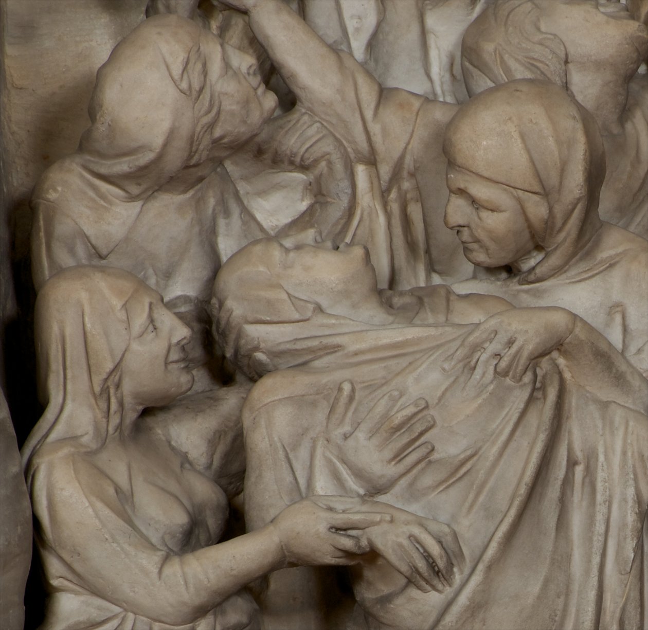Detalje af korsfæstelsen, på prædikestolen i SantAndrea-kirken. ca. 1298-1301 marmor af Giovanni Pisano