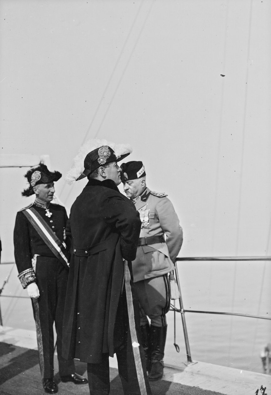 Album "Duce": Benito Mussolini i uniform om bord på et fartøj ledsaget af en embedsmand fra staten og prins Maurice Gonzaga markis af Vodice (s/h foto) af Giovanni Agosto