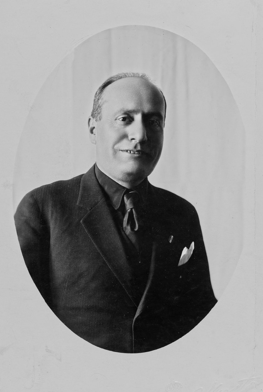 Album "Duce": Benito Mussolini pasfoto i civil tøj (s/h foto) af Giovanni Agosto