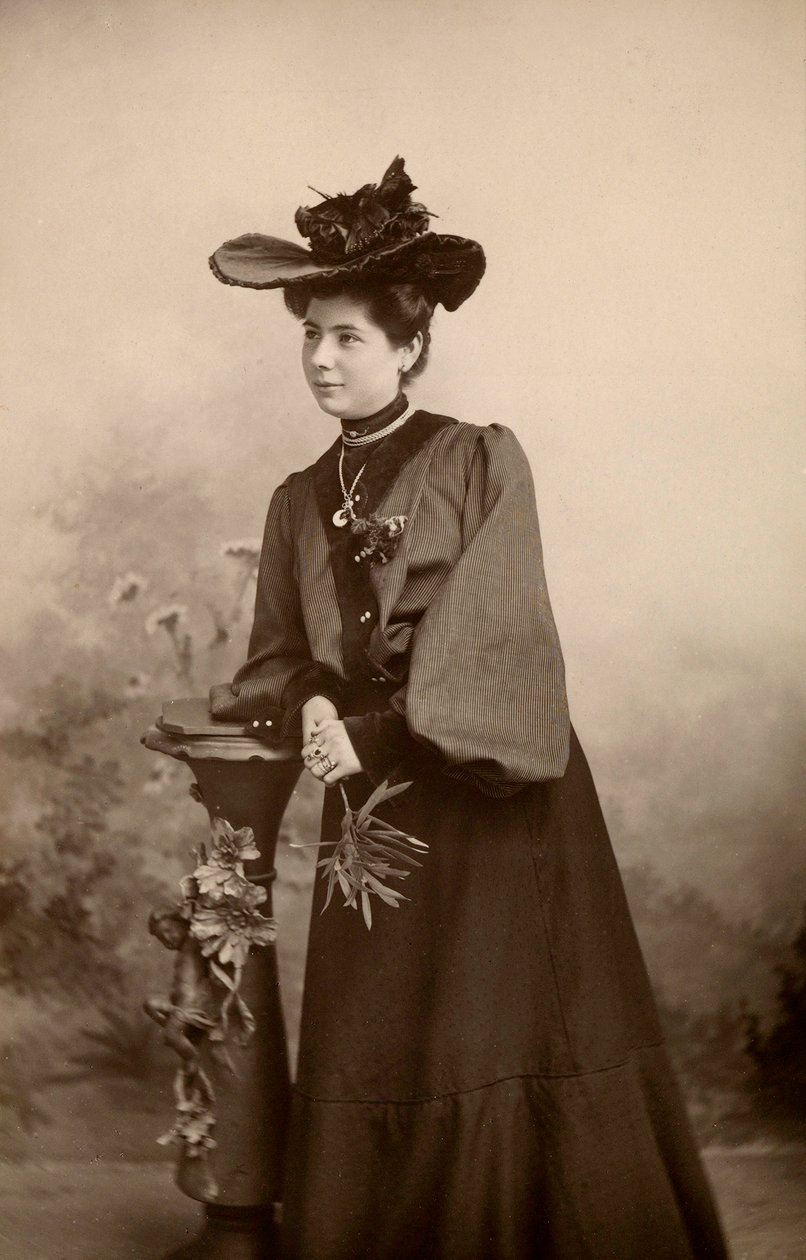 Portræt af elegant dame med hat af Phillipe de Marlier