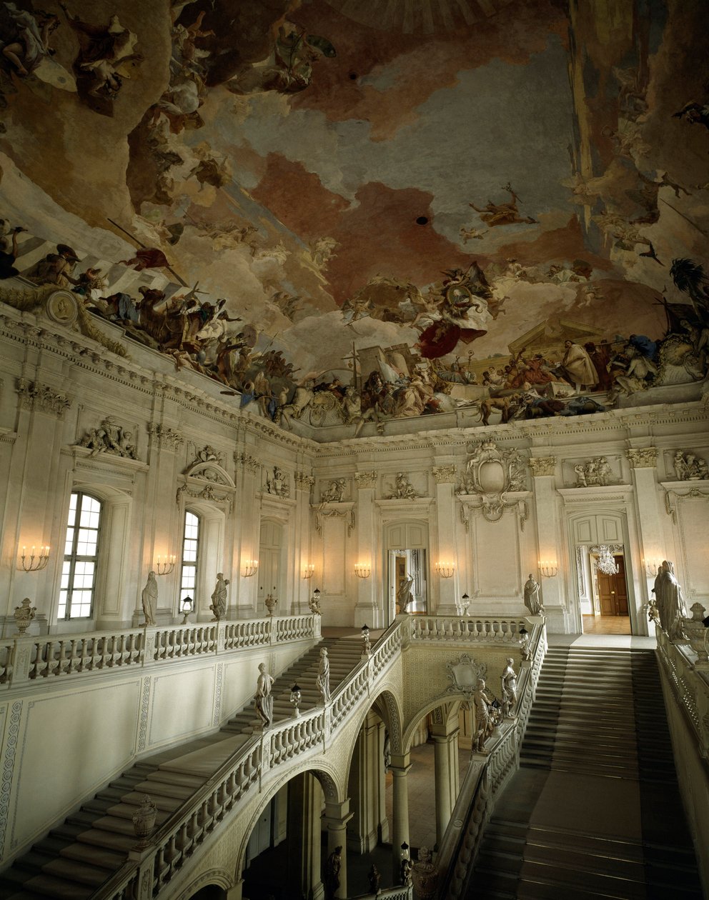 Udsigt over den store trappe og loftet, der repræsenterer allegorien om de fem kontinenter af Giovanni Battista Tiepolo