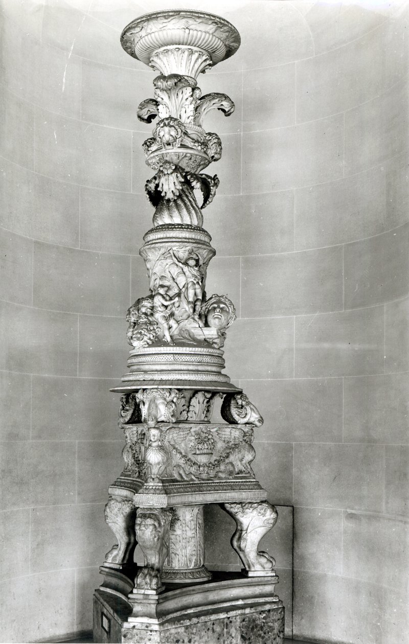 Kandelabre designet af Piranesi på grundlag af antikke romerske stykker til sin egen grav (marmor) af Giovanni Battista Piranesi
