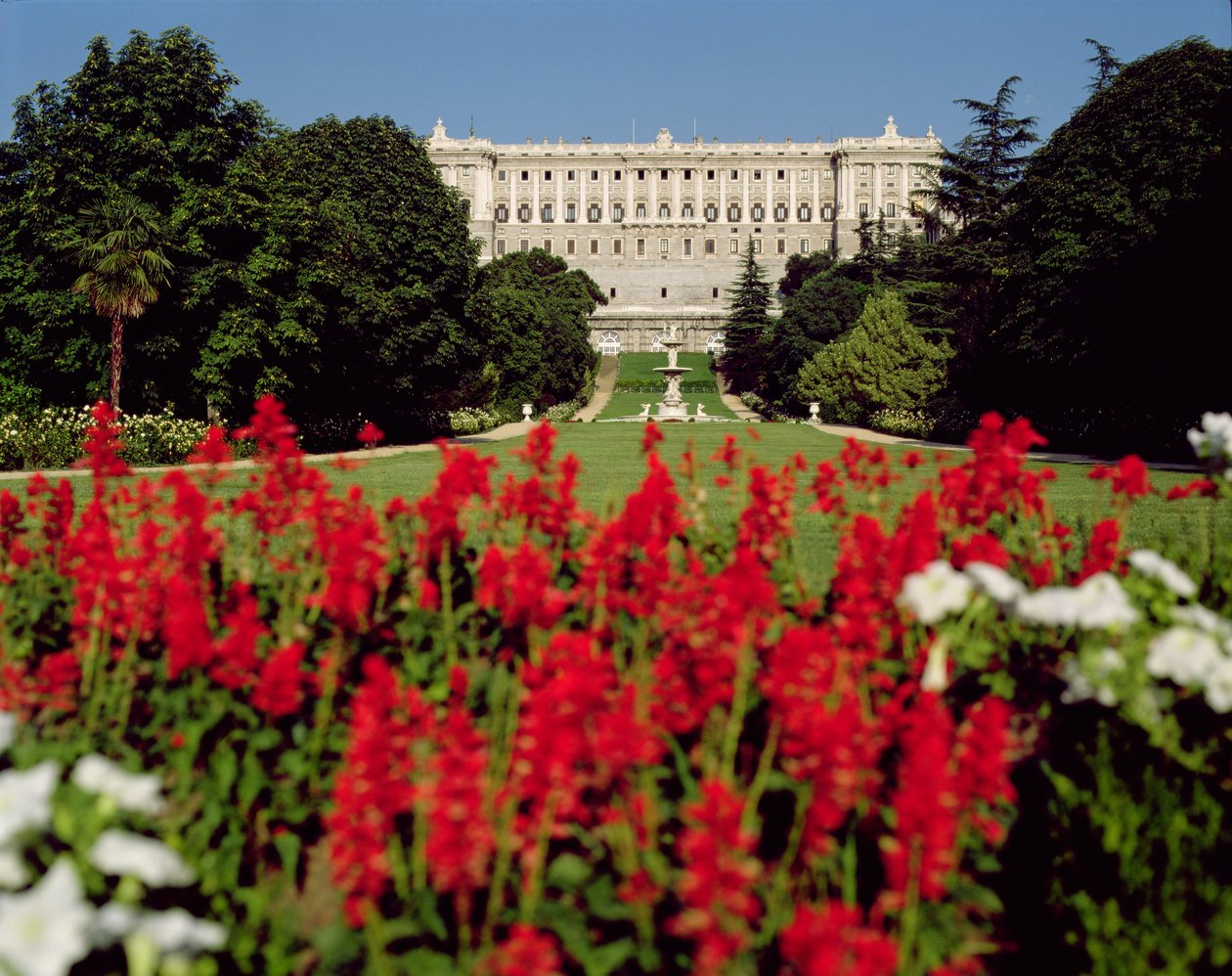 Palacio Real fra haverne, påbegyndt i 1738 af Giovanni Battista Sacchetti
