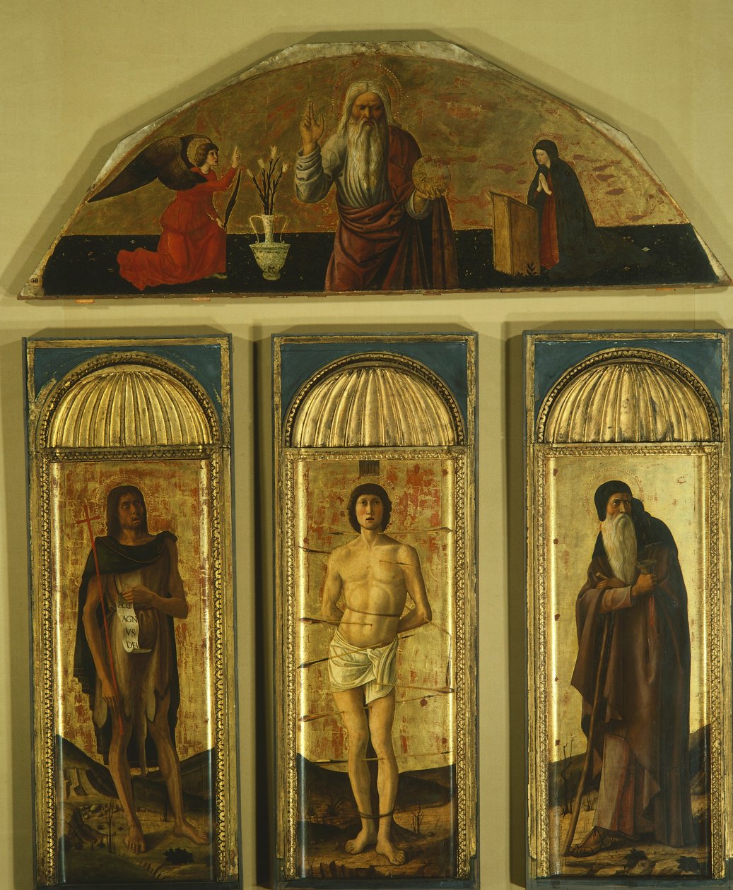 Triptykon af Sankt Sebastian af Giovanni Bellini (1431-36 - 1516) og andre malere, tempera på panel, midterpanel 127x48, sidepaneler 103x45, lunette 59x170 af Giovanni Bellini