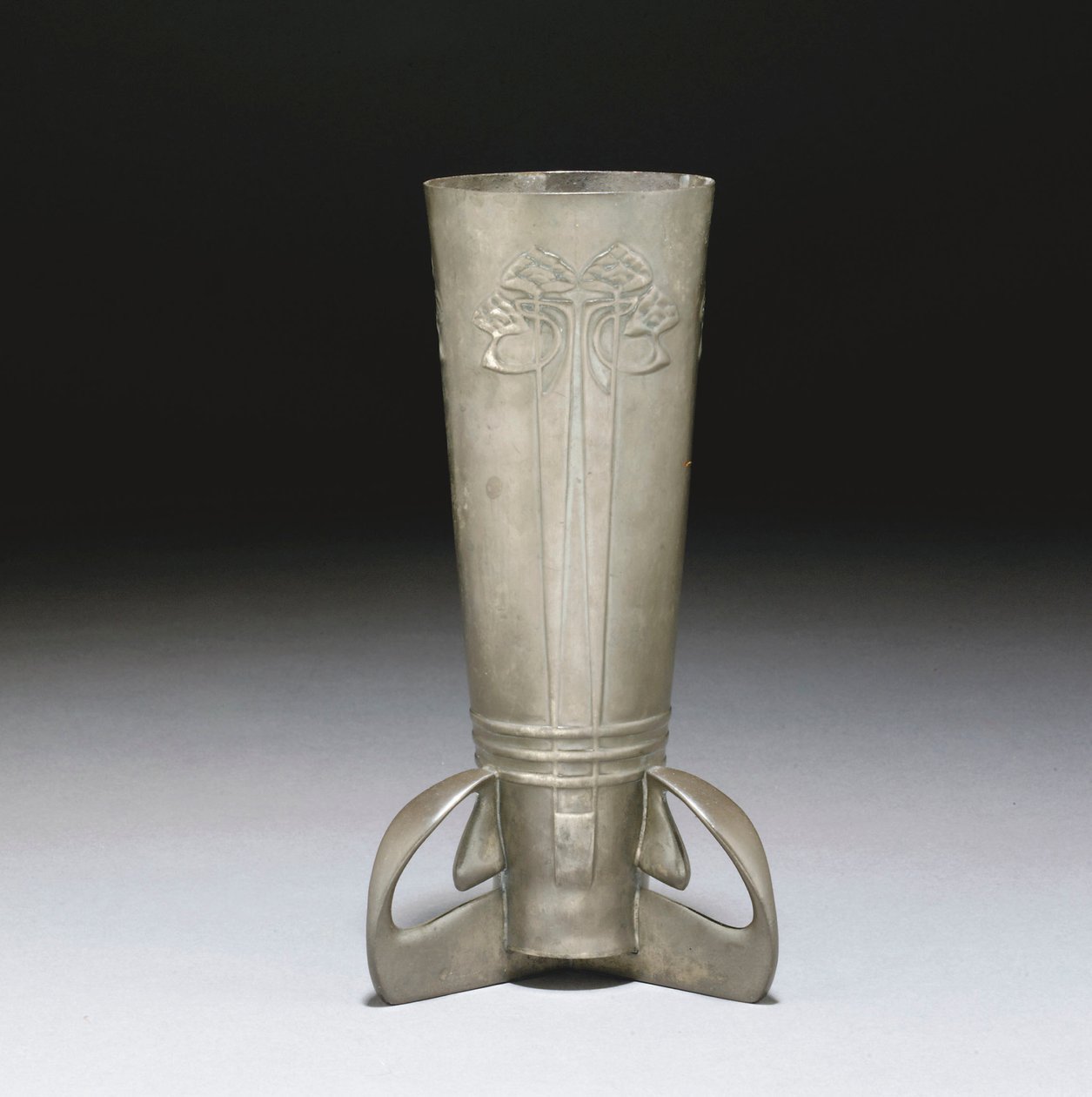 En Tudric tin vase af Giovanni Bigatti