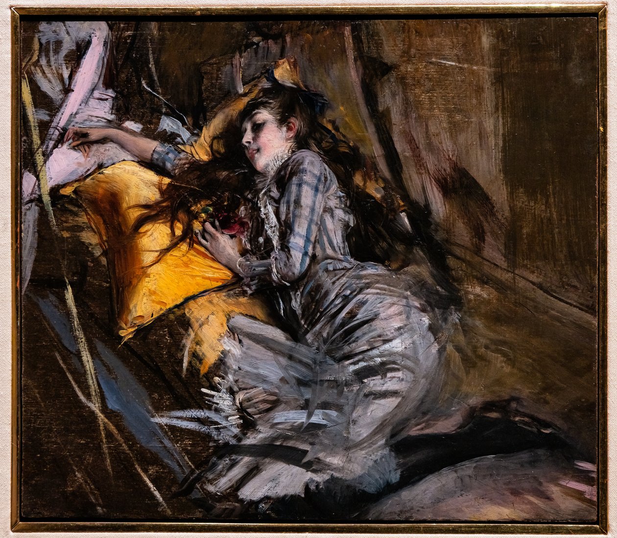 Liggende pige i tartan kjole af Giovanni Boldini