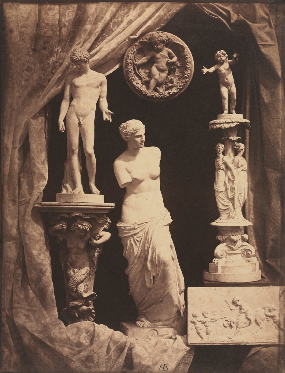 Stilleben med statuer og draperi af Giovanni Domenico Tiepolo