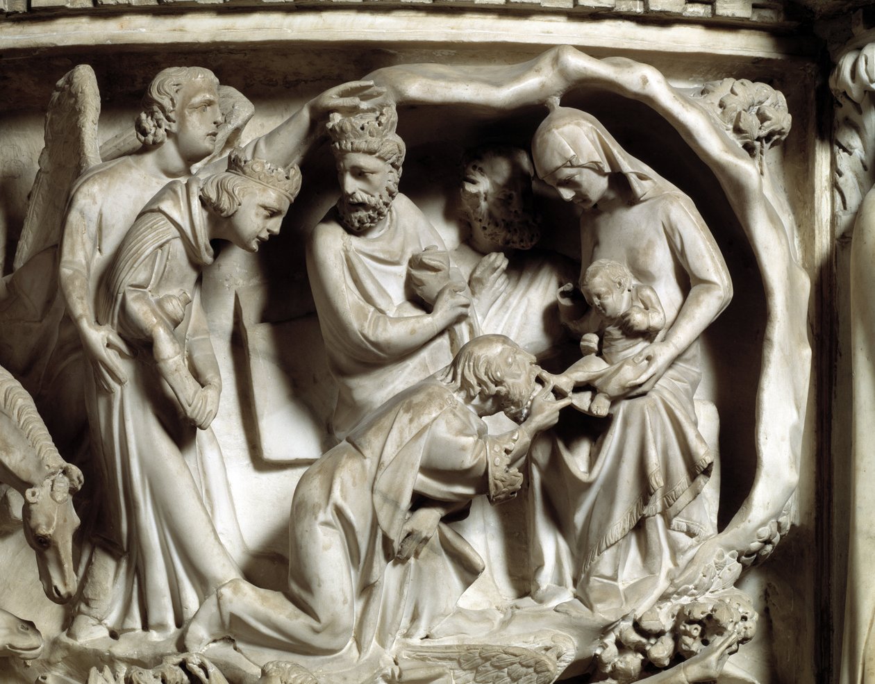 Detalje af relieffer af stolen realiseret af Giovanni Pisano (1248-1314): Detalje af relieffer af marmorprædikestolen, tilbedelsen af magi 1302-1311 Cathedrale of Pisa (Duomo di Pisa), Italien af Giovanni Pisano